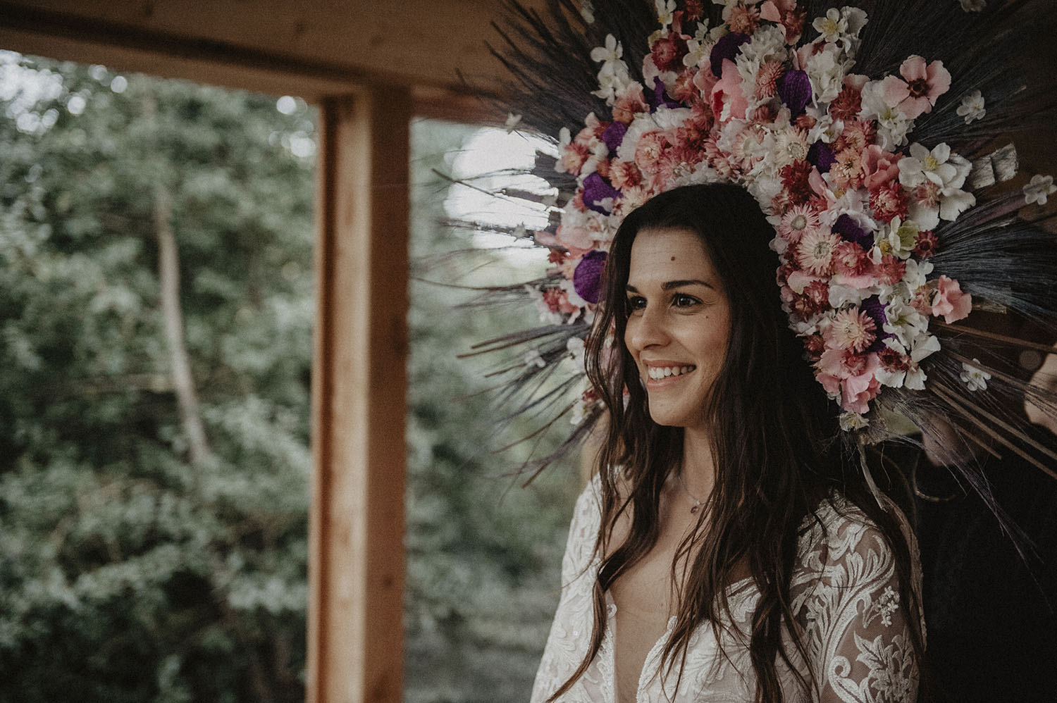 Mariée inspiration folk et rustique pour un mariage authentique au Coco Barn Wood Lodge dans les Landes, reportage photo lifestyle et moderne.