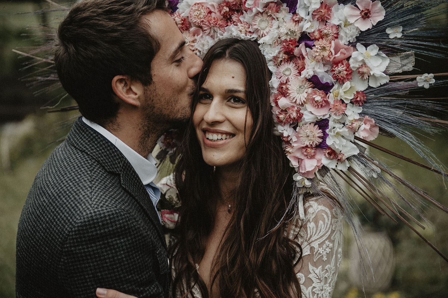 Boho wedding at Coco Barn Wood Lodge in Landes, France. Lifestyle wedding photographer, modern and authentic way to capture your wedding.