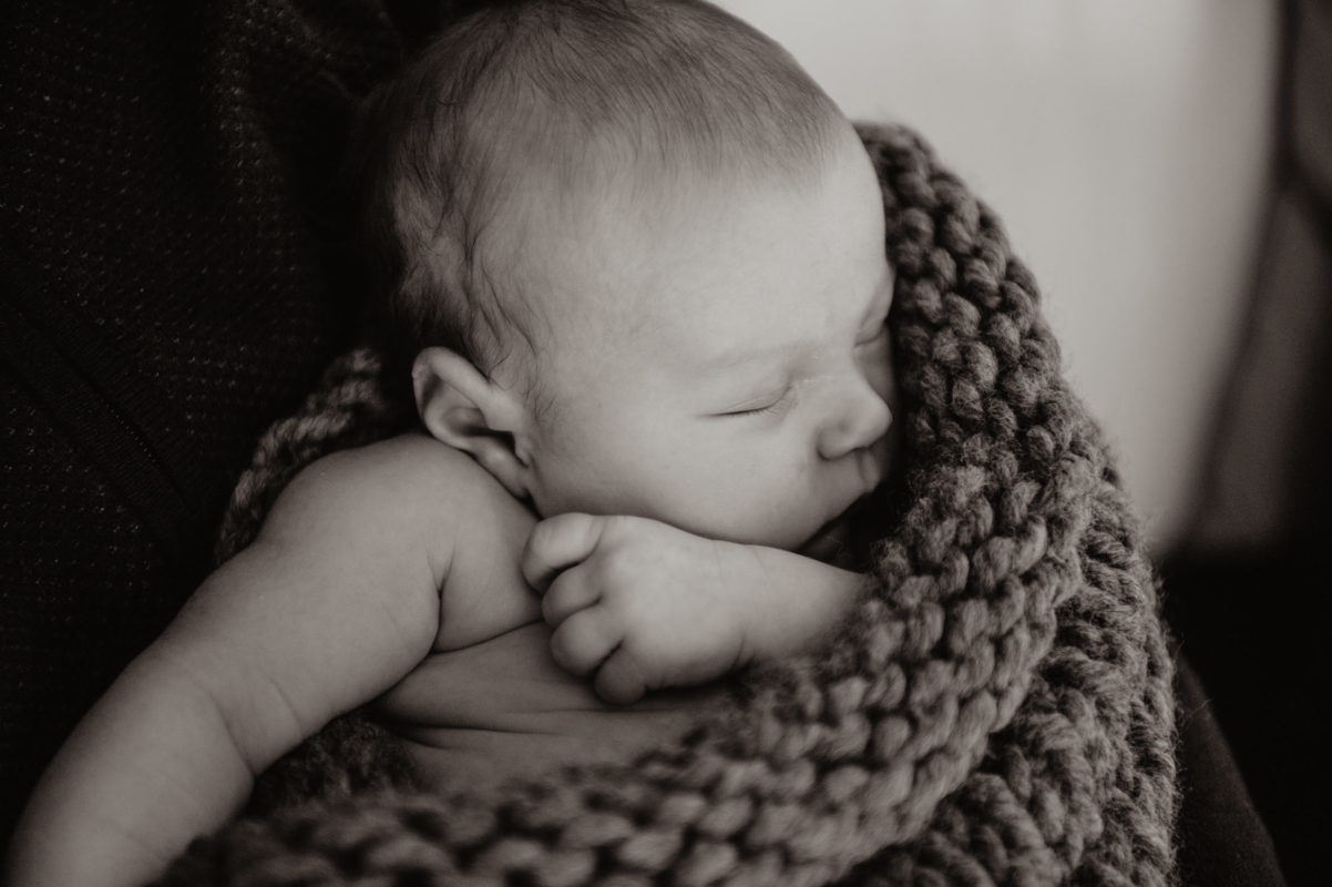 photographe mariage pau pays basque seance lifestyle maternite bebe noir et blanc, bébé dans les bras de sa maman
