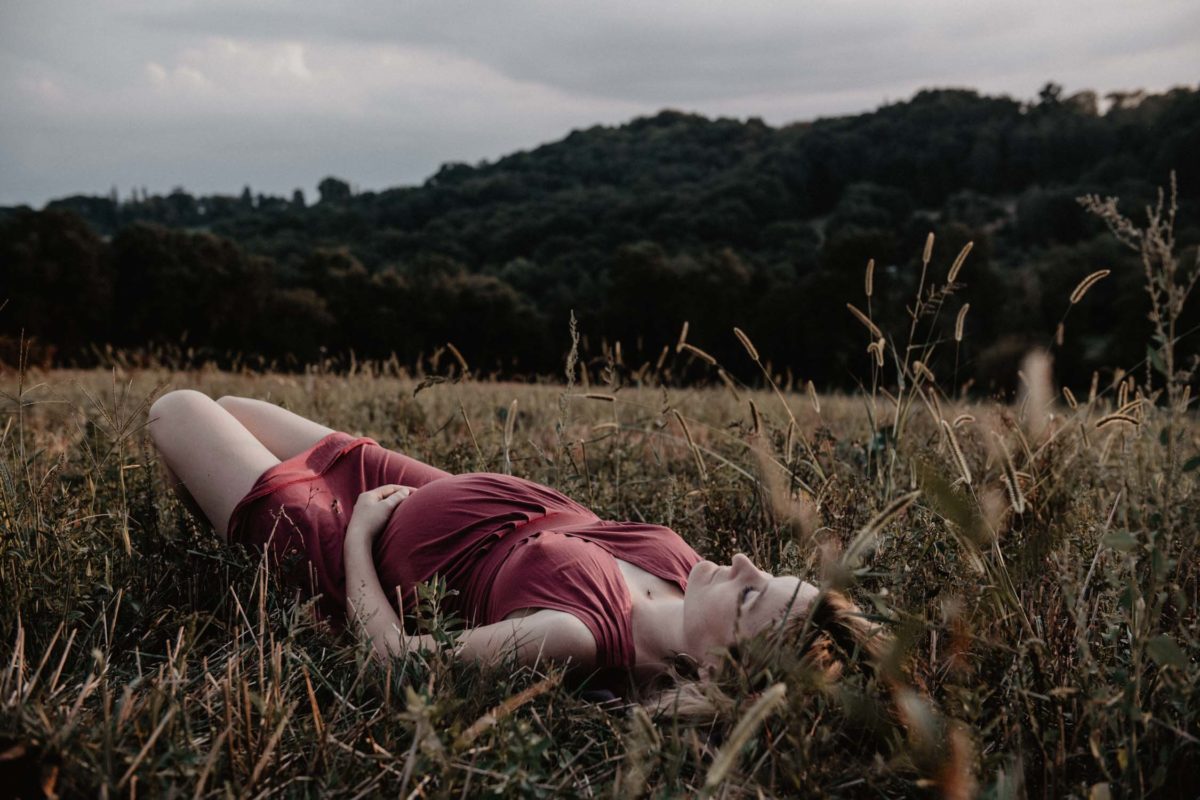 photographe mariage pau pays basque landes seance grossesse maternité lifestyle le soir à la campagne